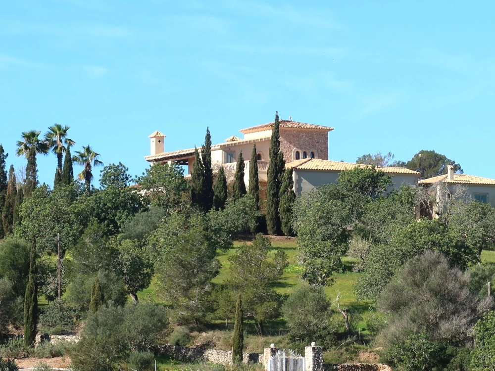 1. Mallorca finca and grounds receiving local property support