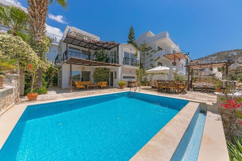 swimming-pool-in-Mallorca-property-2